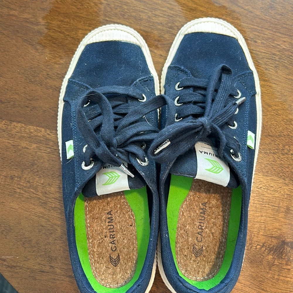 Cariuma blue sneakers low tops. Size 7.5 in women’s and 6 in men’s. Lace-up.